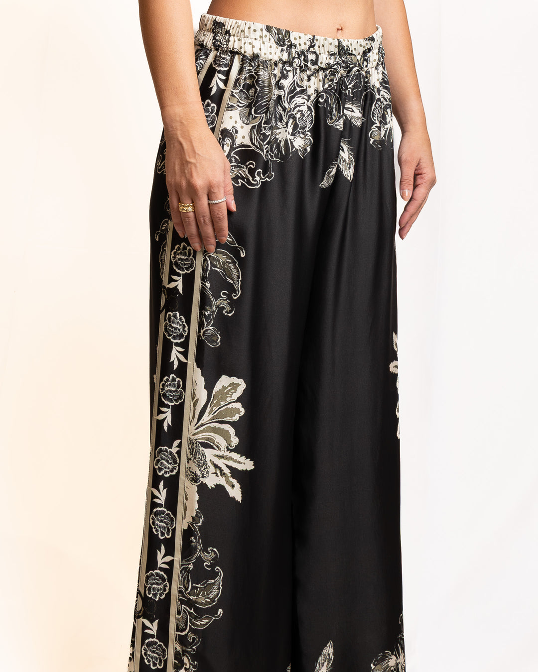 Viscose Pants in Black by Dahlo - MODA39